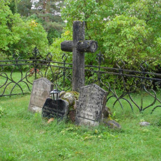 Nõva viimase mõisaproua haud Nõva kalmistul